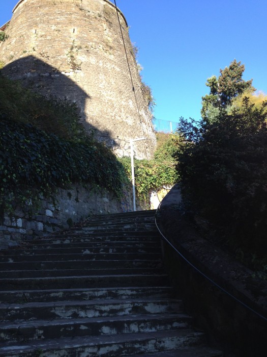 les escaliers pour initiés sous les vestiges des remparts de LYON